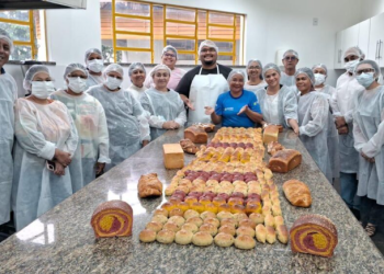 Imigrantes acolhidos pelo Governo do Amazonas recebem certificados do Projeto Padaria Artesanal