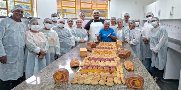 Imigrantes acolhidos pelo Governo do Amazonas recebem certificados do Projeto Padaria Artesanal