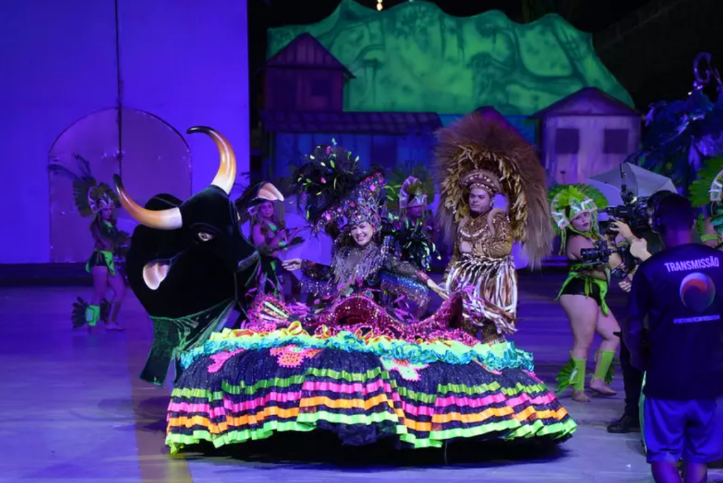 Batalha dos bois-bumbás marca a última noite do 67º Festival Folclórico do Amazonas
