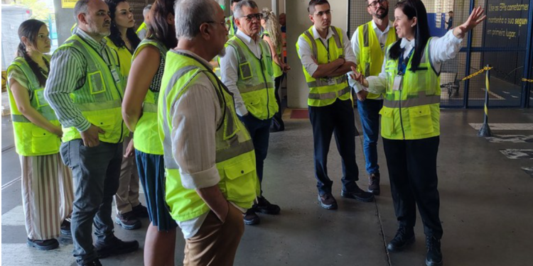 Suframa visita terminal de cargas do Aeroporto de Manaus e conhece operação da Vinci Airports