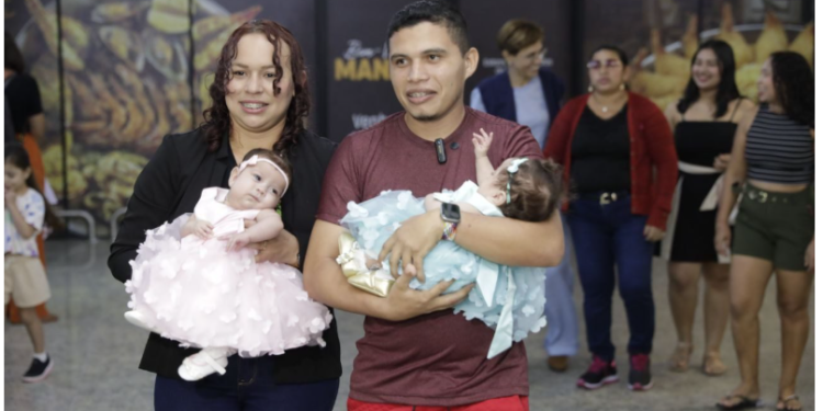 Gêmeas siamesas que nasceram no Amazonas e passaram por cirurgia de separação em Goiás retornam ao estado