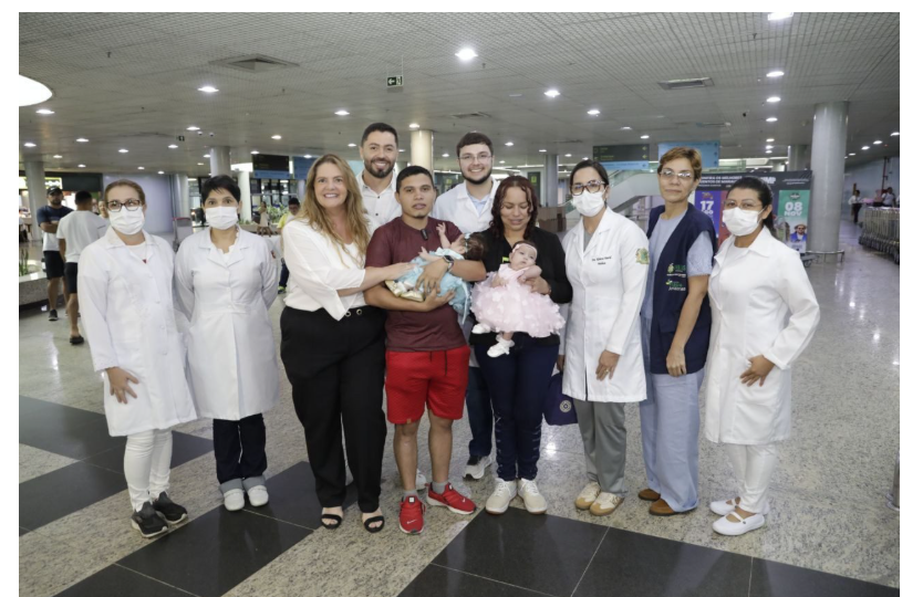 Gêmeas siamesas que nasceram no Amazonas e passaram por cirurgia de separação em Goiás retornam ao estado