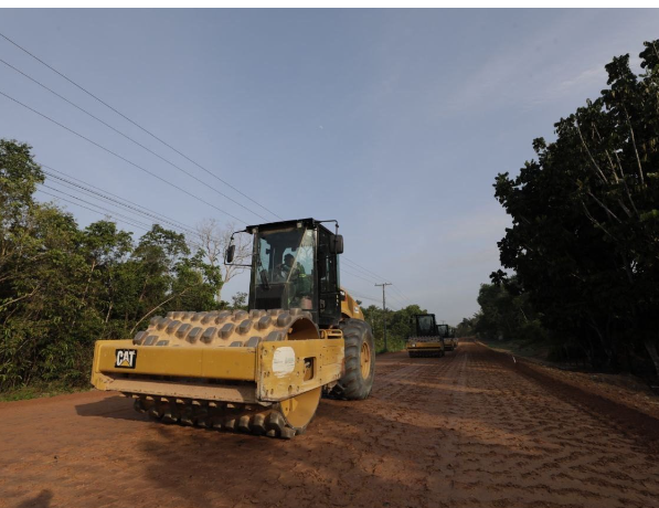 Em Novo Airão, governador Wilson Lima vistoria obras da AM-352 e destaca investimentos de R$ 257 milhões para infraestrutura do município