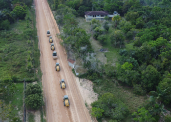 Em Novo Airão, governador Wilson Lima vistoria obras da AM-352 e destaca investimentos de R$ 257 milhões para infraestrutura do município