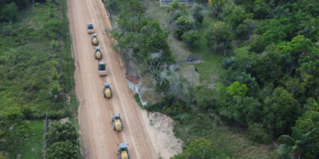 Em Novo Airão, governador Wilson Lima vistoria obras da AM-352 e destaca investimentos de R$ 257 milhões para infraestrutura do município