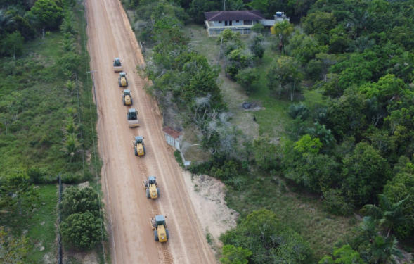 Em Novo Airão, governador Wilson Lima vistoria obras da AM-352 e destaca investimentos de R$ 257 milhões para infraestrutura do município