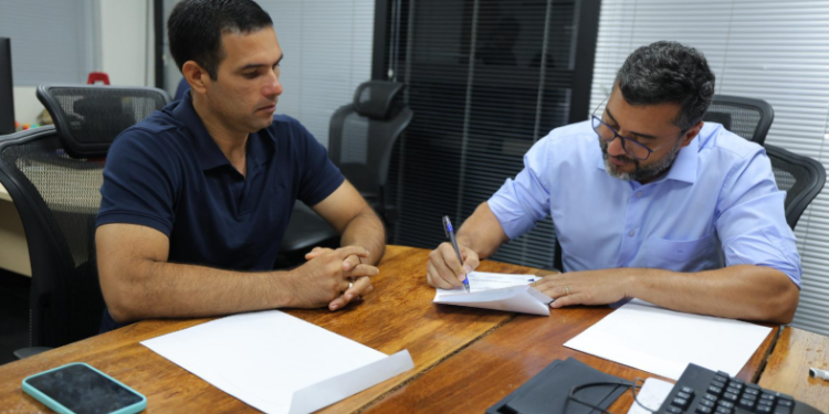 Governador Wilson Lima anuncia pavimentação da estrada de acesso ao porto de Fonte Boa e revitalização de estádio em Japurá