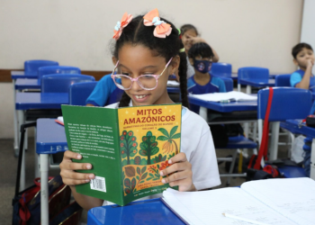 Professora da rede estadual promove ação cultural com valorização da narrativa indígena e doação de livros em escolas públicas