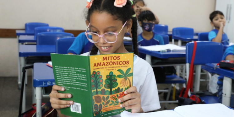 Professora da rede estadual promove ação cultural com valorização da narrativa indígena e doação de livros em escolas públicas
