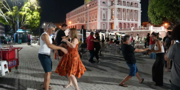 Banzeiro Cabôco celebra artistas locais em noite de música no Largo de São Sebastião