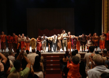 Espetáculo ‘Esse Canto Dança’ propõe viagem lúdica e reflexiva para crianças no palco do Teatro Amazonas
