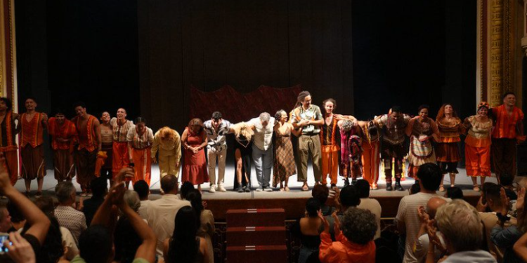 Espetáculo ‘Esse Canto Dança’ propõe viagem lúdica e reflexiva para crianças no palco do Teatro Amazonas