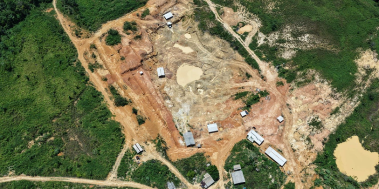 Ipaam identifica garimpo ilegal em Maués, interdita área e aplica multa superior a R$ 3,5 milhões