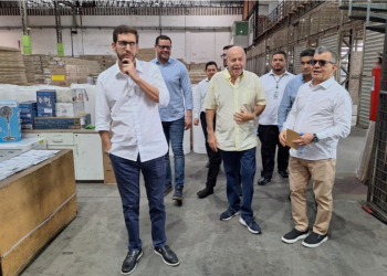 Suframa conhece operações do centro de distribuição da Apa Móveis