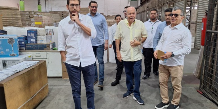 Suframa conhece operações do centro de distribuição da Apa Móveis