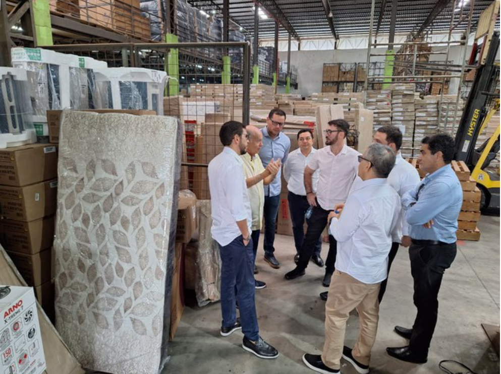 Suframa conhece operações do centro de distribuição da Apa Móveis