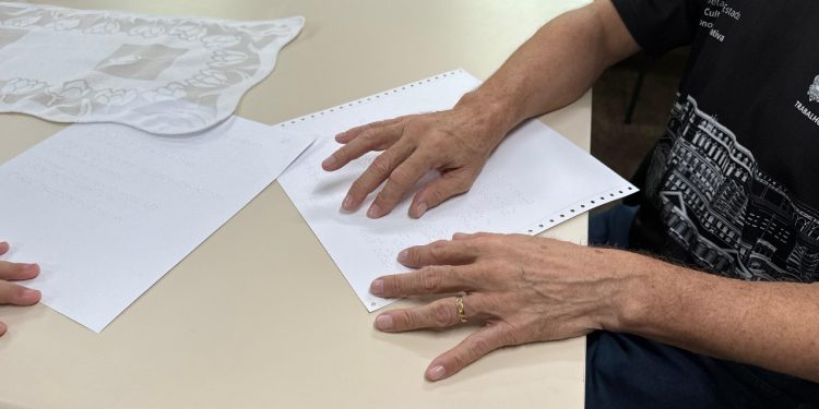 Oficina gratuita de percussão árabe para pessoas com deficiência visual promove inclusão cultural em Manaus