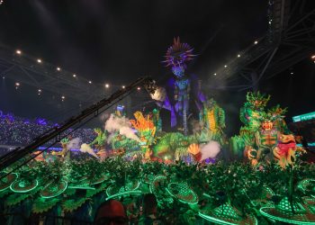 Festival de Parintins 2026: Boi Caprichoso exalta os guardiões da floresta abrindo a segunda noite de apresentações