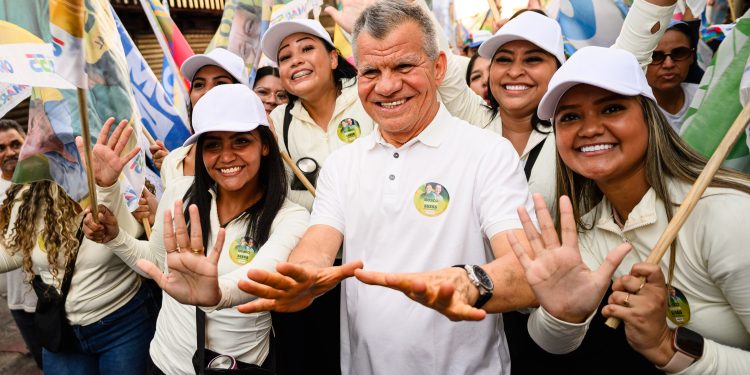 Bosco Saraiva participa de caminhada com Omar Aziz no bairro Educandos e reforça parceria pelo Amazonas