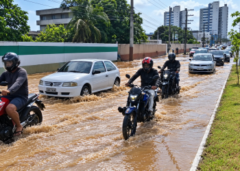 Rompimento de adutora alaga avenida e complica trânsito nesta quarta-feira em Manaus